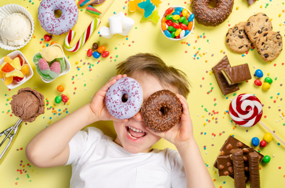 Kako da naučite dete da ne jede previše slatkiša? 4 neobična trika vam mogu pomoći