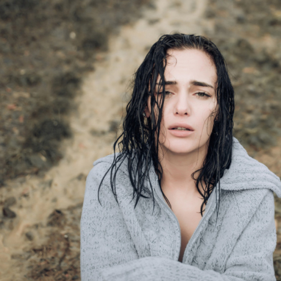 Može li da se prehladi ako se izađe napolje sa mokrom kosom? Evo šta kaže lekar FOTO