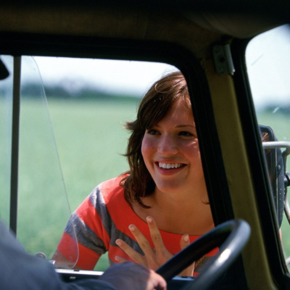 Holivudska slatkica nakon duže vremena u javnosti i svi se pitaju – čije je ovo lice? FOTO