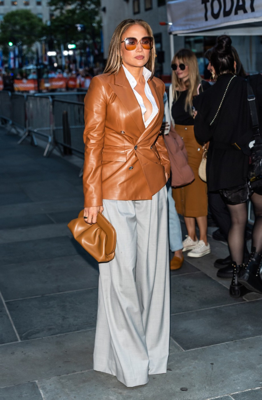 Džej Lo ih već nosi: Zaboravite uske pantalone, ove su najpopularnije za jesen FOTO