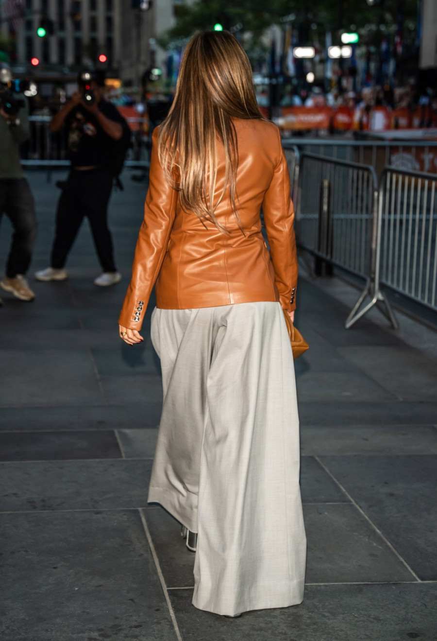 Džej Lo ih već nosi: Zaboravite uske pantalone, ove su najpopularnije za jesen FOTO