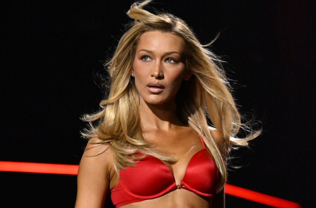 Kraljica zavodljivosti: Najlepša žena sveta "gori" u crvenoj čipki FOTO/VIDEO