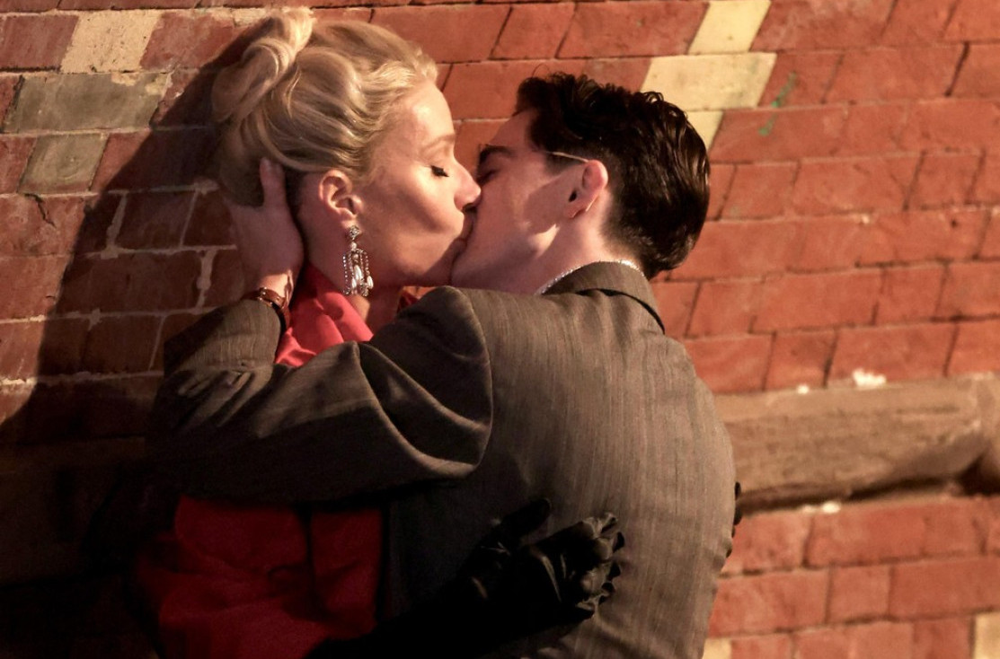 Vreli poljubac poznate glumice i 24 godine mlađeg lepotana pokrenuo buru FOTO