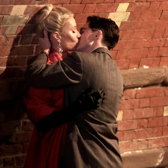 Vreli poljubac poznate glumice i 24 godine mlađeg lepotana pokrenuo buru FOTO