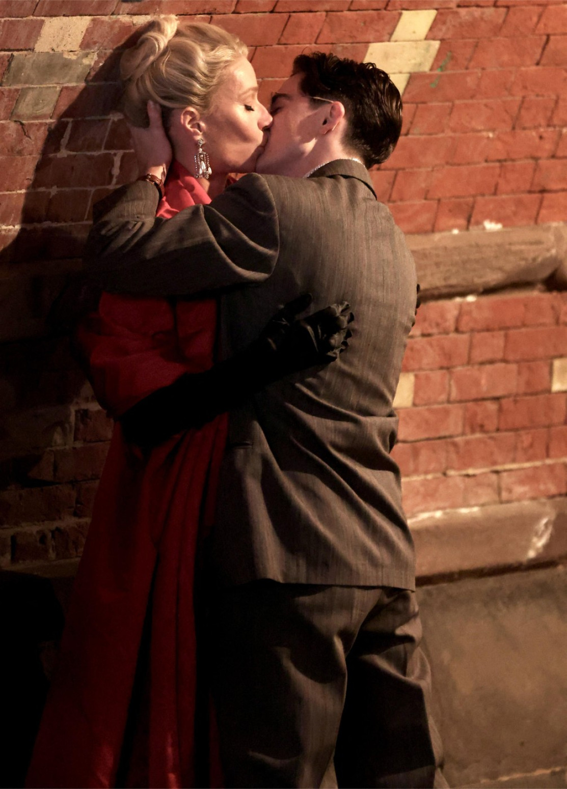 Vreli poljubac poznate glumice i 24 godine mlađeg lepotana pokrenuo buru FOTO