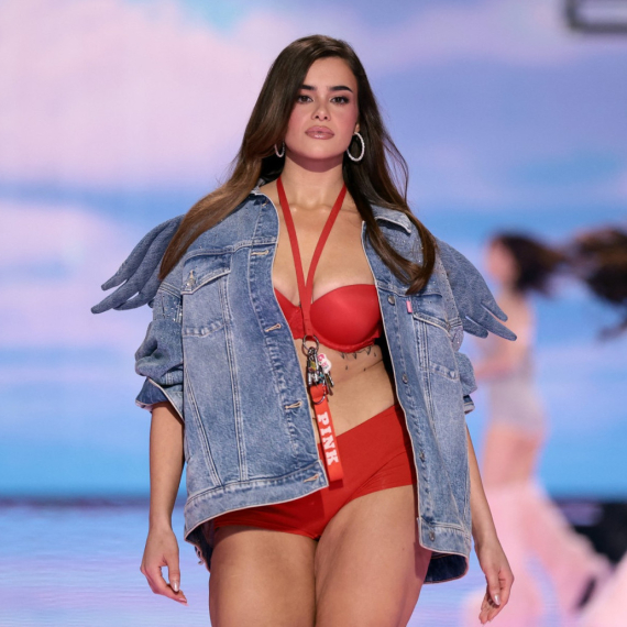 Promenila lični opis, pa "oduvala" na VS reviji: Raskošne obline nikad ne izlaze iz mode FOTO