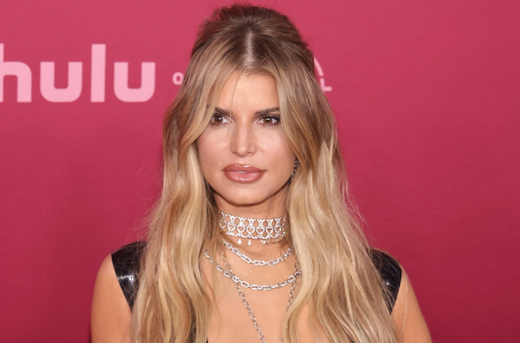 Lateks "puca" dok svi gledaju u njen dekolte: Šta se dogodilo sa bombastičnom plavušom? FOTO