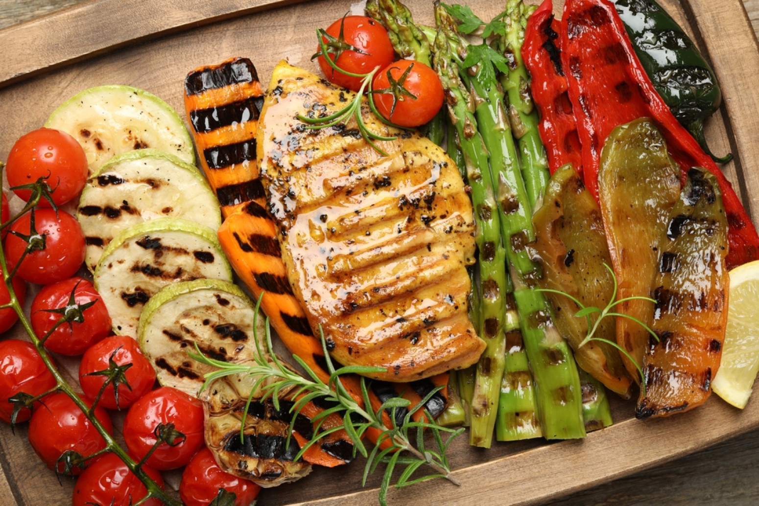 Zdrava i brza večera: Salata sa grilovanom piletinom i povrćem