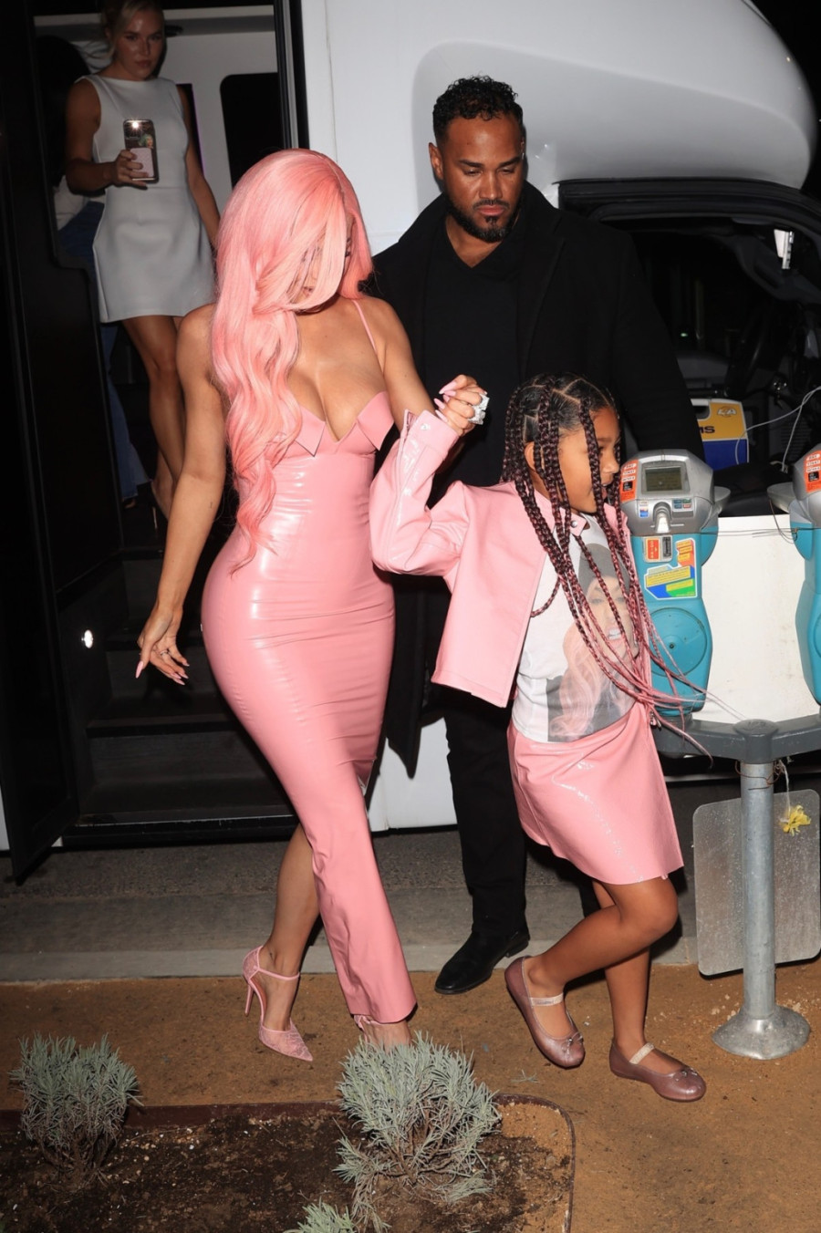 Roze bajka seks-bombe: Grudi samo što ne ispadnu, ali ona je to i htela FOTO