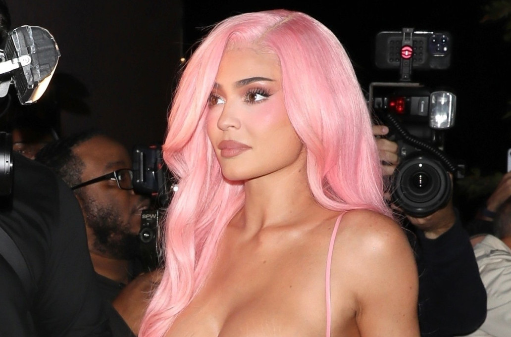 Roze bajka seks-bombe: Grudi samo što ne ispadnu, ali ona je to i htela FOTO