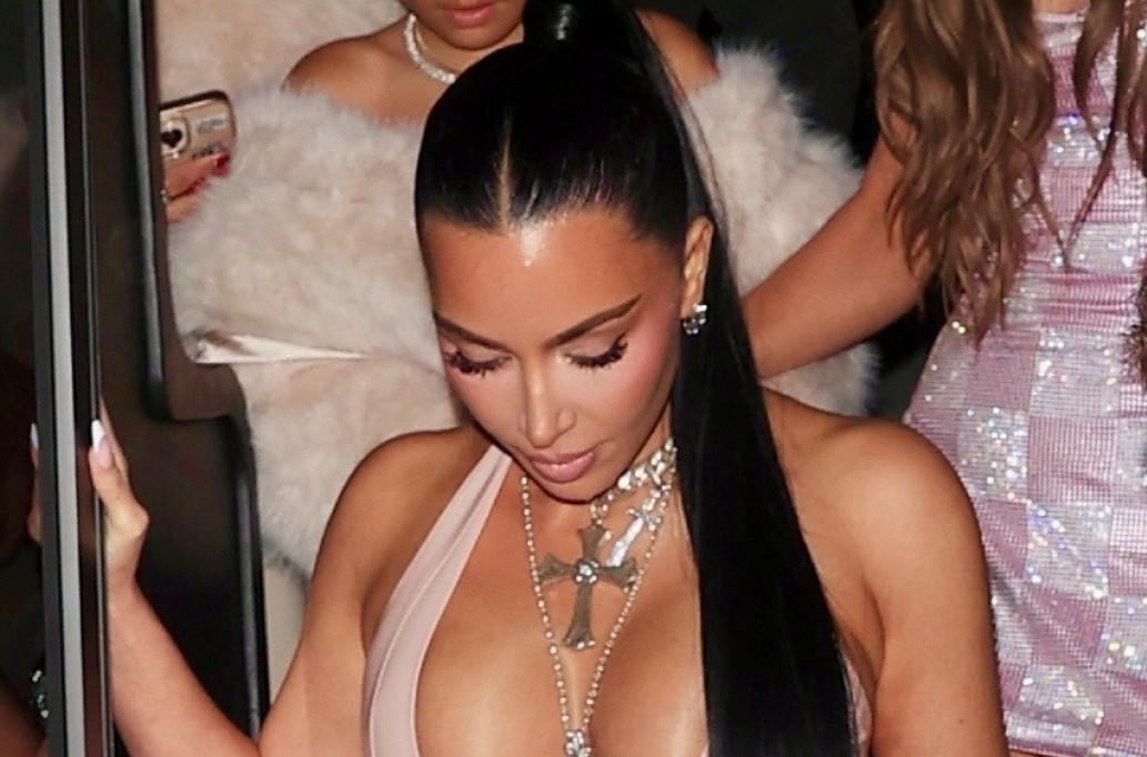 Došla da podrži sestru i pokazala vrele obline: Svi gledaju u Kim Kardašijan FOTO