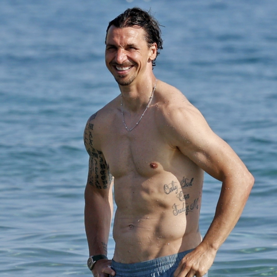 "On je živa vatra": Zlatan Ibrahimović se opet skinuo i zaludeo žene VIDEO