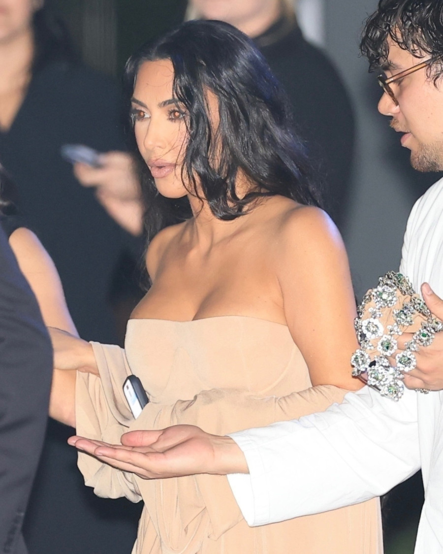 Bizarno izdanje Kim Kardašijan: Otkrila da li je opet doradila lice FOTO