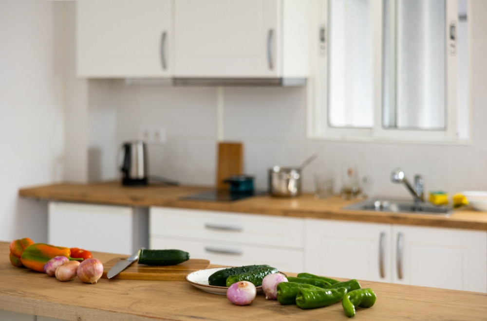 Ubedljivo najprljaviji predmet u kuhinji, a koristite ga svakodnevno: Evo kako da ga očistite