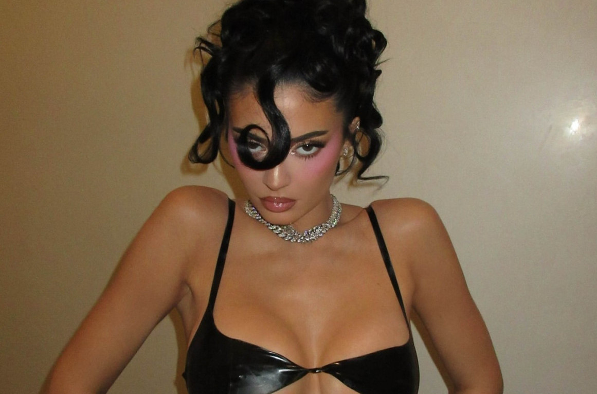 Vrele obline ne krije: Rijaliti zvezdu jedna nit delila od modnog skandala FOTO