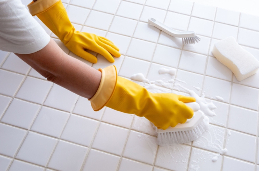 Za samo 10 minuta vaše fugne će sijati kao nove: Trik koji vraća belinu, a ne košta puno