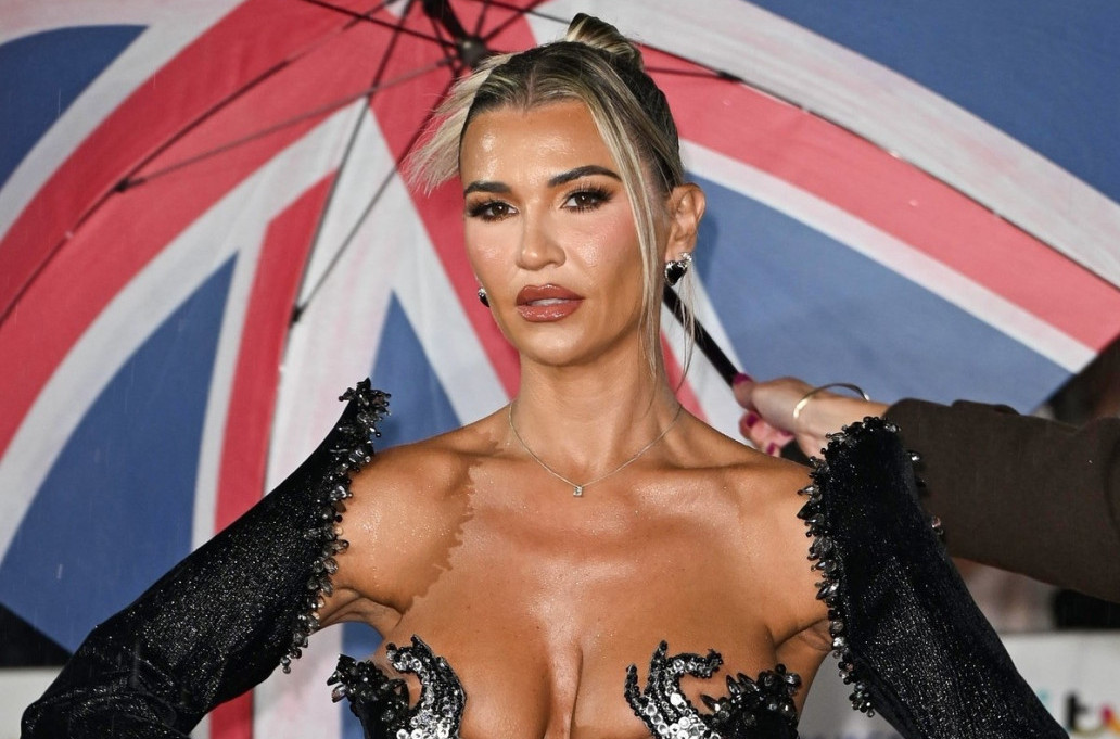 Slavna lepotica ne može da obuzda grudi: Sama i nikad vatrenija FOTO