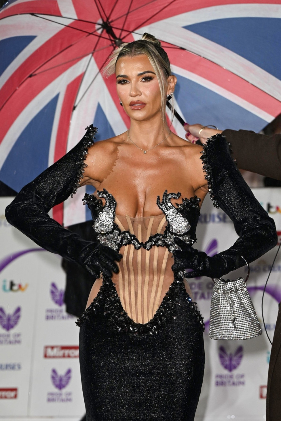 Slavna lepotica ne može da obuzda grudi: Sama i nikad vatrenija FOTO