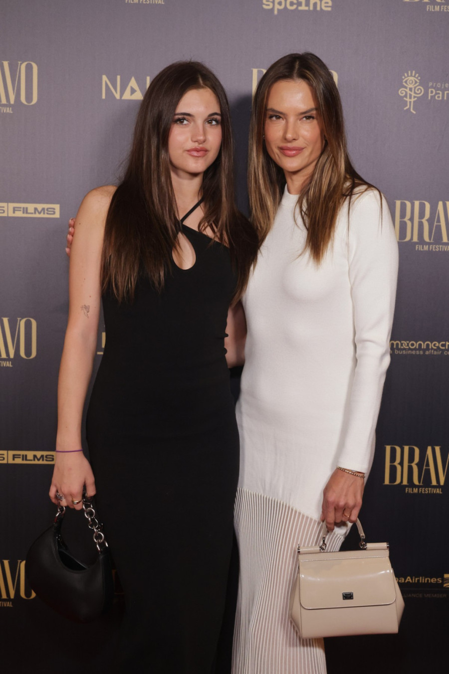 Fatalna manekenka pokazala naslednicu: Lepotica liči na oca FOTO