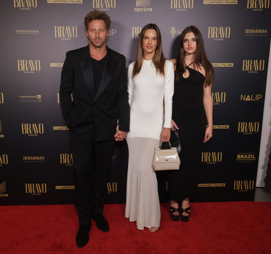 Fatalna manekenka pokazala naslednicu: Lepotica liči na oca FOTO