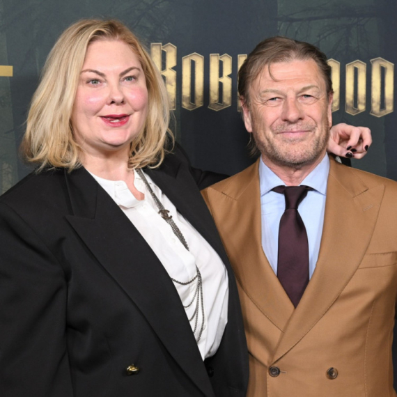 "Nemoguće da je mlađa od njega 26 godina": Supruga slavnog glumca na stubu srama FOTO