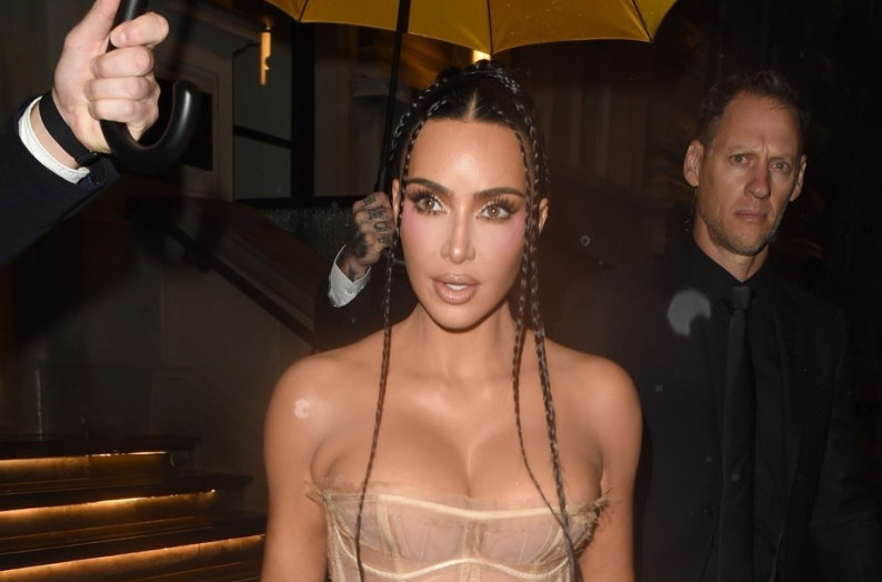 Kardašijanka pluta usred okeana, njene fotke ostavljaju bez daha FOTO/VIDEO