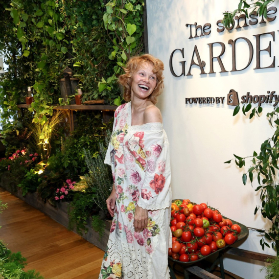 Nije čudo što je ceo svet obožava: Pogledajte kako izgleda bez šminke FOTO