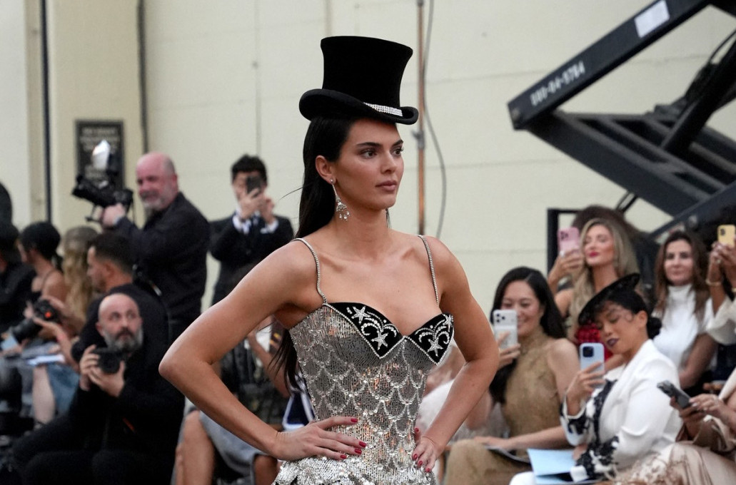 "Pre 24 godine smo uzdisali za fatalnom plavušom, danas za vatrenom crnkom" FOTO/ANKETA