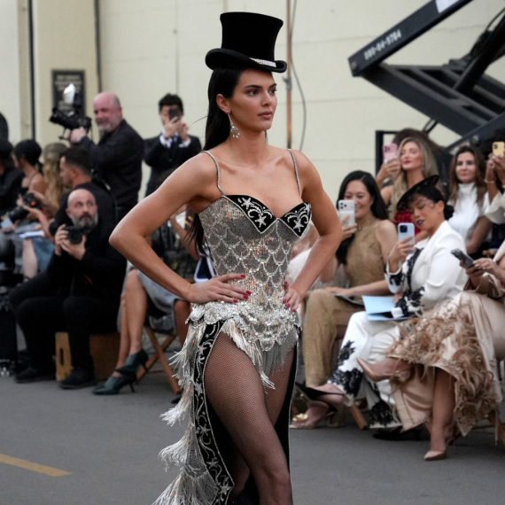 "Pre 24 godine smo uzdisali za fatalnom plavušom, danas za vatrenom crnkom" FOTO/ANKETA