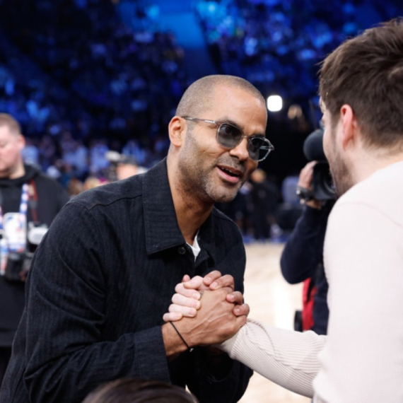 Pukla ljubav pred meč sa Zvezdom: Toni Parker ostao bez podrške lepe manekenke FOTO