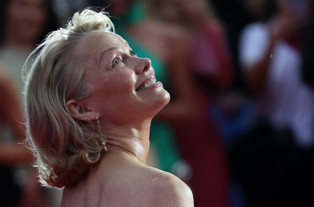 "Nova Pamela": Modni odabir koji "vrišti" da je prirodno okej, a čarape – neviđeni hit FOTO