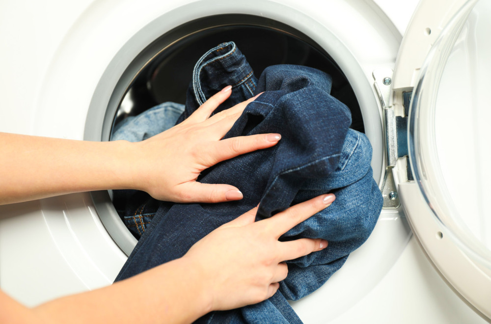 Tamne farmerke neće izbledeti ako u veš mašinu dodate ovaj sastojak