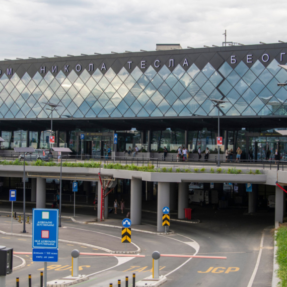 Er Srbija uvela na aerodromu "Nikola Tesla" Femili ček-in za porodice sa decom
