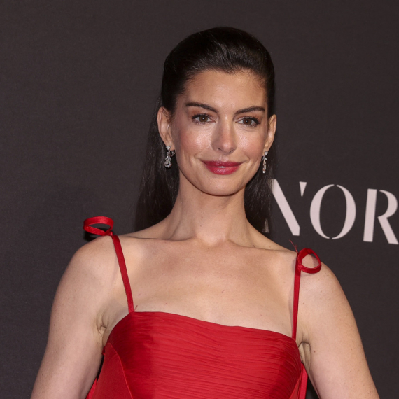 Fantazija na crvenom tepihu: En Hatavej nosi najlepšu vatrenu haljinu FOTO/VIDEO