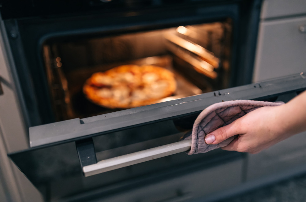 Večno pitanje – zagrejati rernu pre pečenja ili ne?