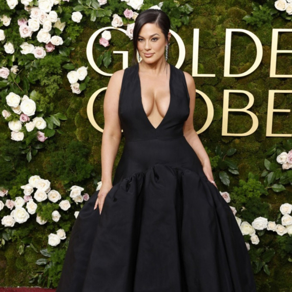 Ima 95 kg i nije je strah da nosi riskantne haljine: A grudi samo što ne ispadnu FOTO