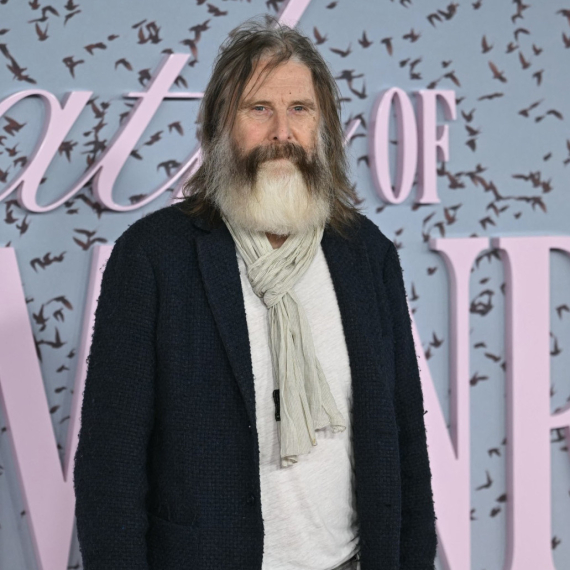 Sakrio se iza duge kose i brade: Slavnog glumca niko nije prepoznao na crvenom tepihu FOTO