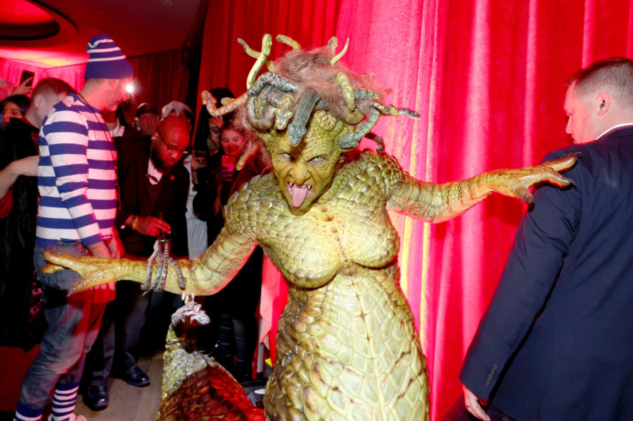 Ne plašite se, ispod maske čudovišta krije se jedna od najlepših žena sveta FOTO