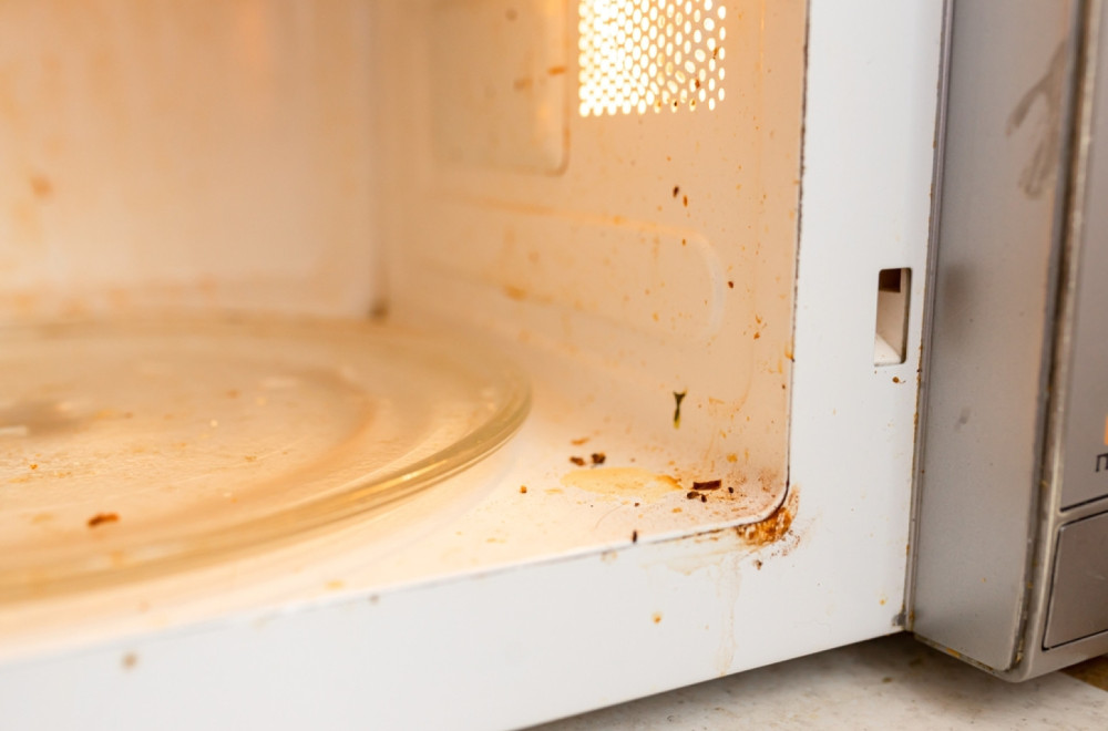 Bez ribanja i jakih hemikalija: Mikrotalasna će sijati kao nova uz ove dve namirnice