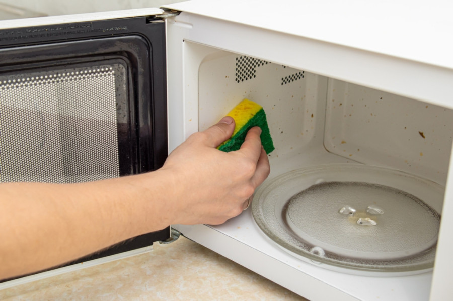 Genijalan trik za blistavo čistu mikrotalasnu rernu svaki put