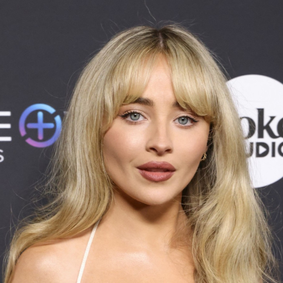 Ni najkraća suknja više nije dovoljna, sad izgleda kao da ne nosi ništa FOTO