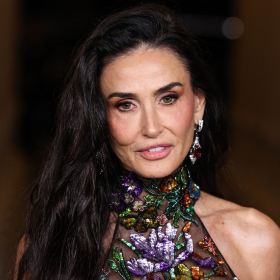 "Gola" haljina na otmen način i svi su "pali" – a niko ne primećuje nešto drugo FOTO