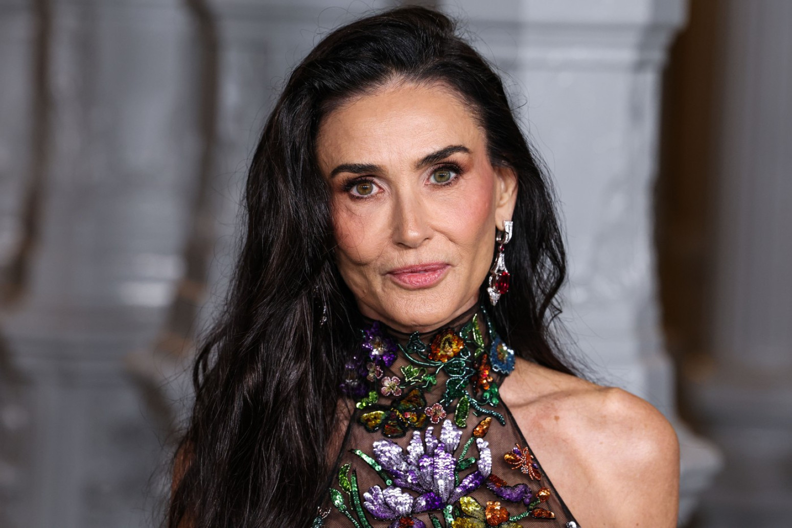 Gola haljina na otmen način i svi su pali – a niko ne primećuje nešto drugo FOTO