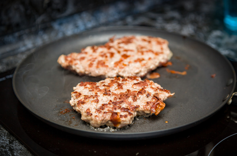 Sočnije od roštilja, a bez kapi ulja: Tajna tehnika za prženje mesa