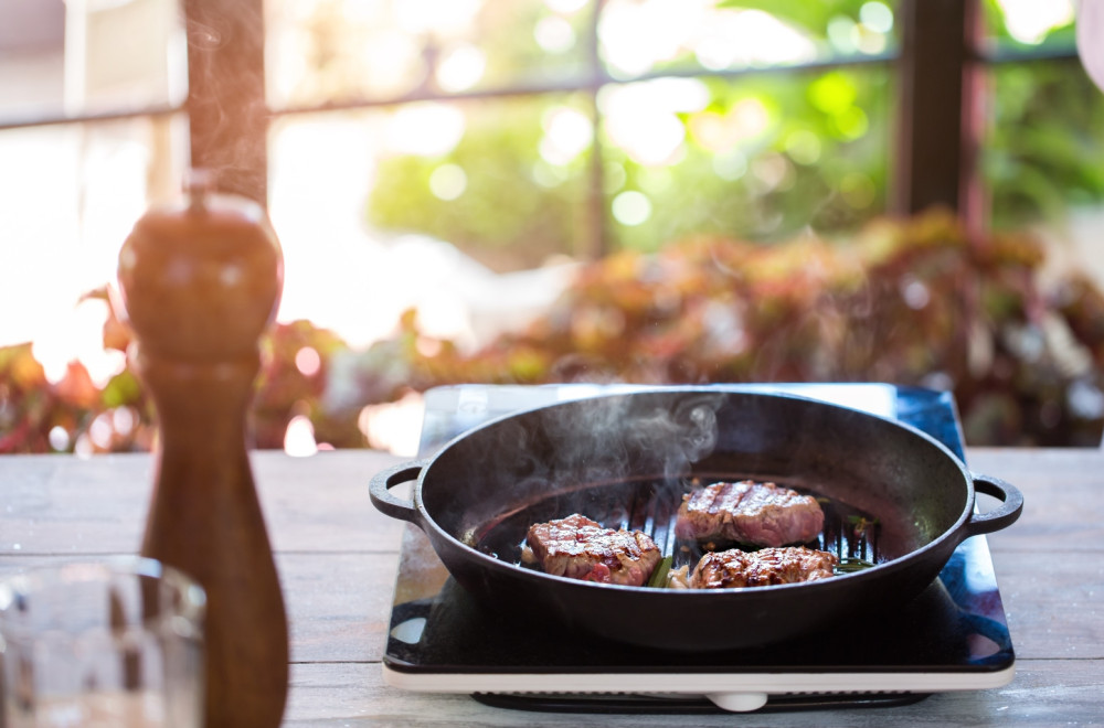 Sočnije od roštilja, a bez kapi ulja: Tajna tehnika za prženje mesa