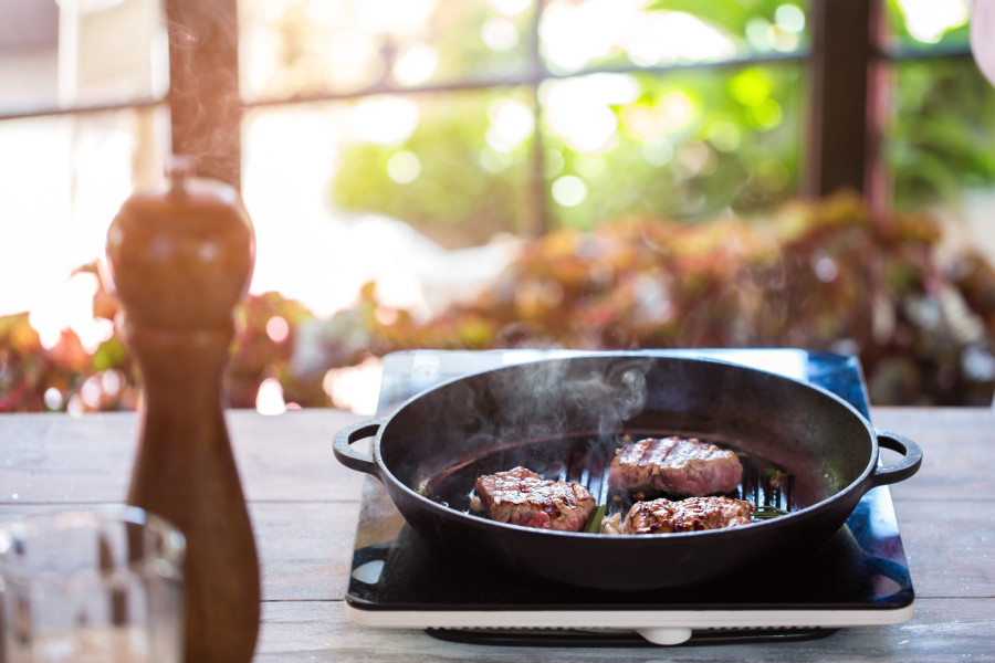 Provereni trik za pečenje mesa: Biće sočnije i mekše nego u restoranu