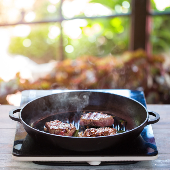 Sočnije od roštilja, a bez kapi ulja: Tajna tehnika za prženje mesa