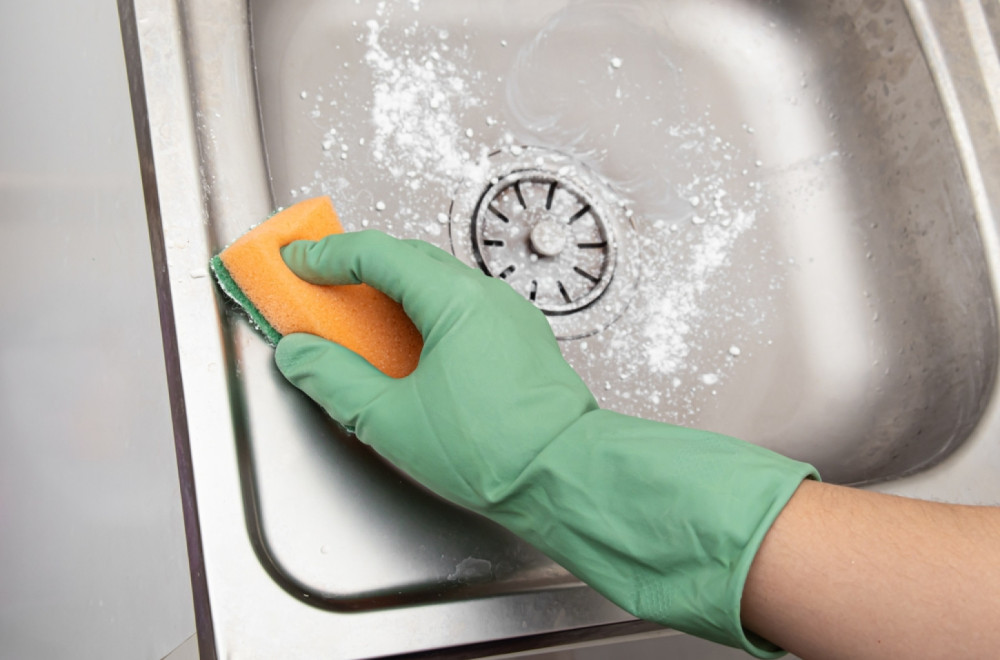 Skida masnoću kao od šale: Potrebna vam je samo jedna namirnica i vaša sudopera će sijati