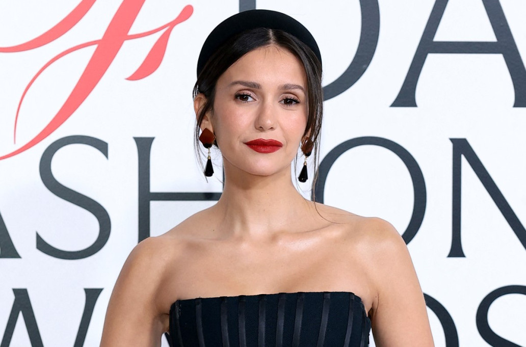 Samoća joj prija: Lepa glumica zaludela sve providnom haljinom FOTO/VIDEO