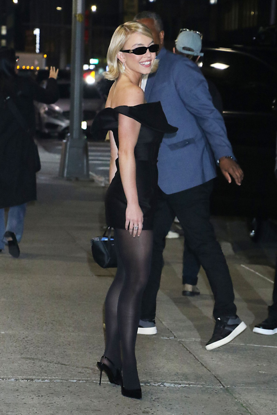 Dekolte je njen najveći prijatelj, a gde je sad? Fatalna plavuša u nikad kraćoj haljini FOTO